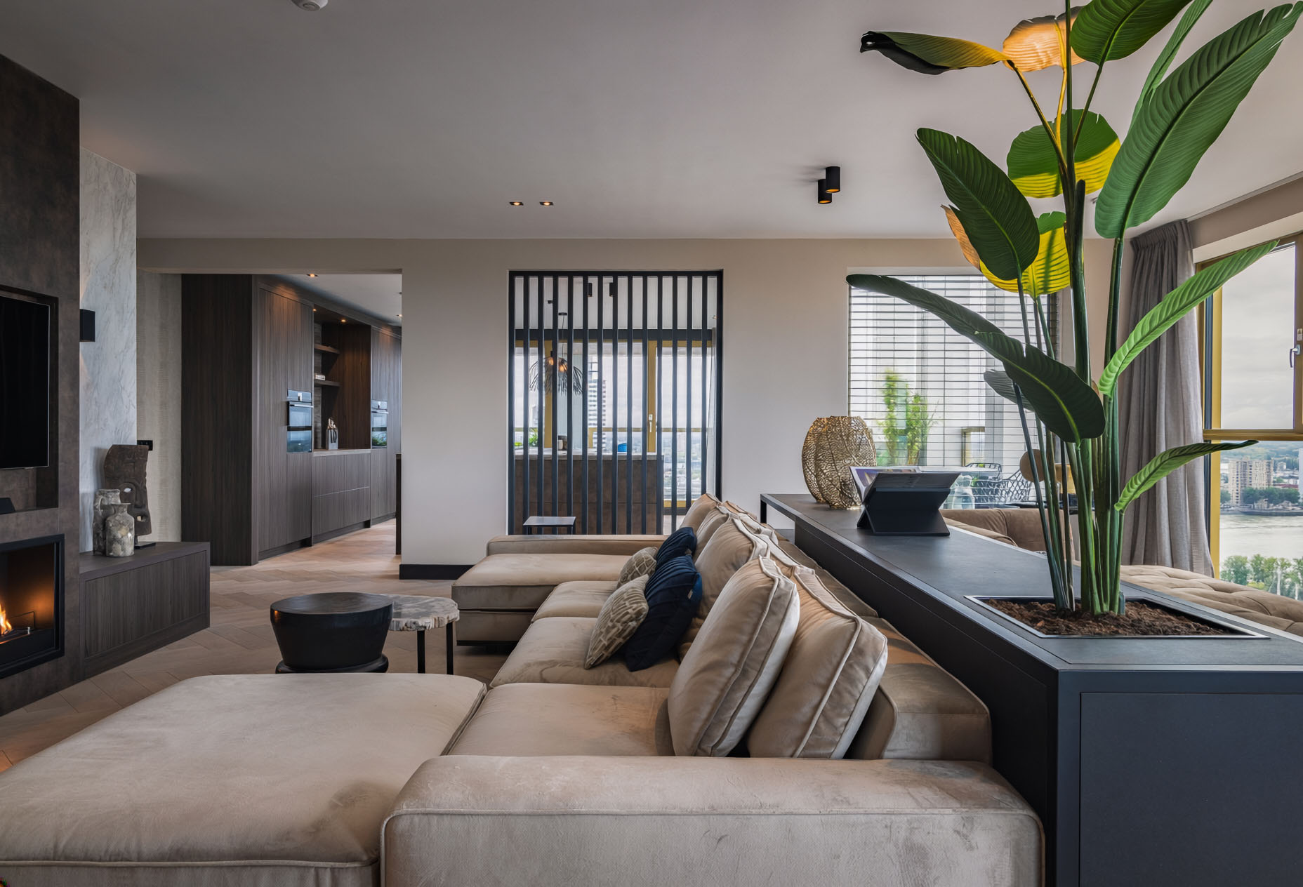 Penthouse  - Enigszins out of the box, warm en luxe, dat waren de kernwoorden die de opdrachtgever meegaf voor dit prachtige appartement.