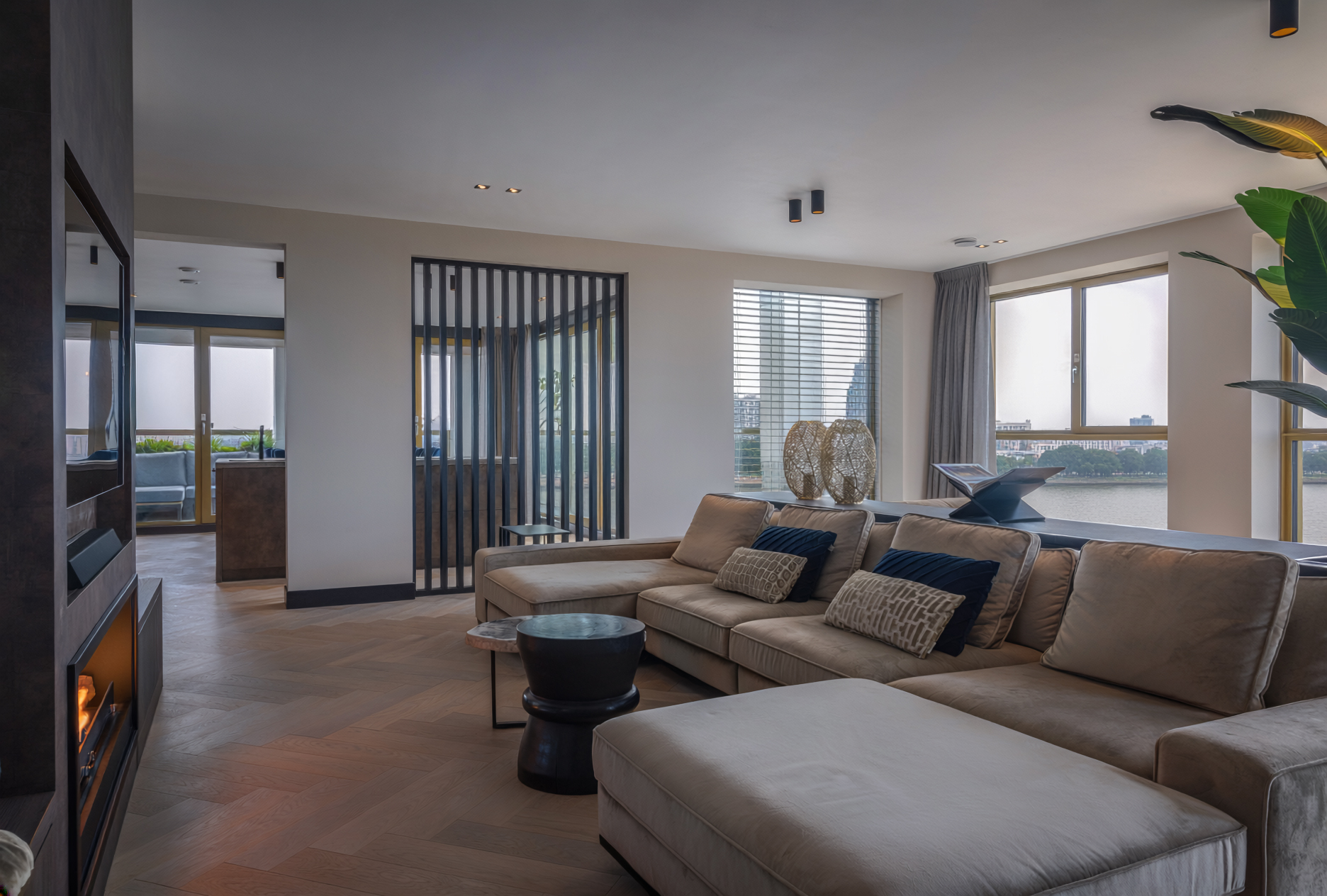 Penthouse - Zithoek met uitzicht over het water en donkerblauwe kussens