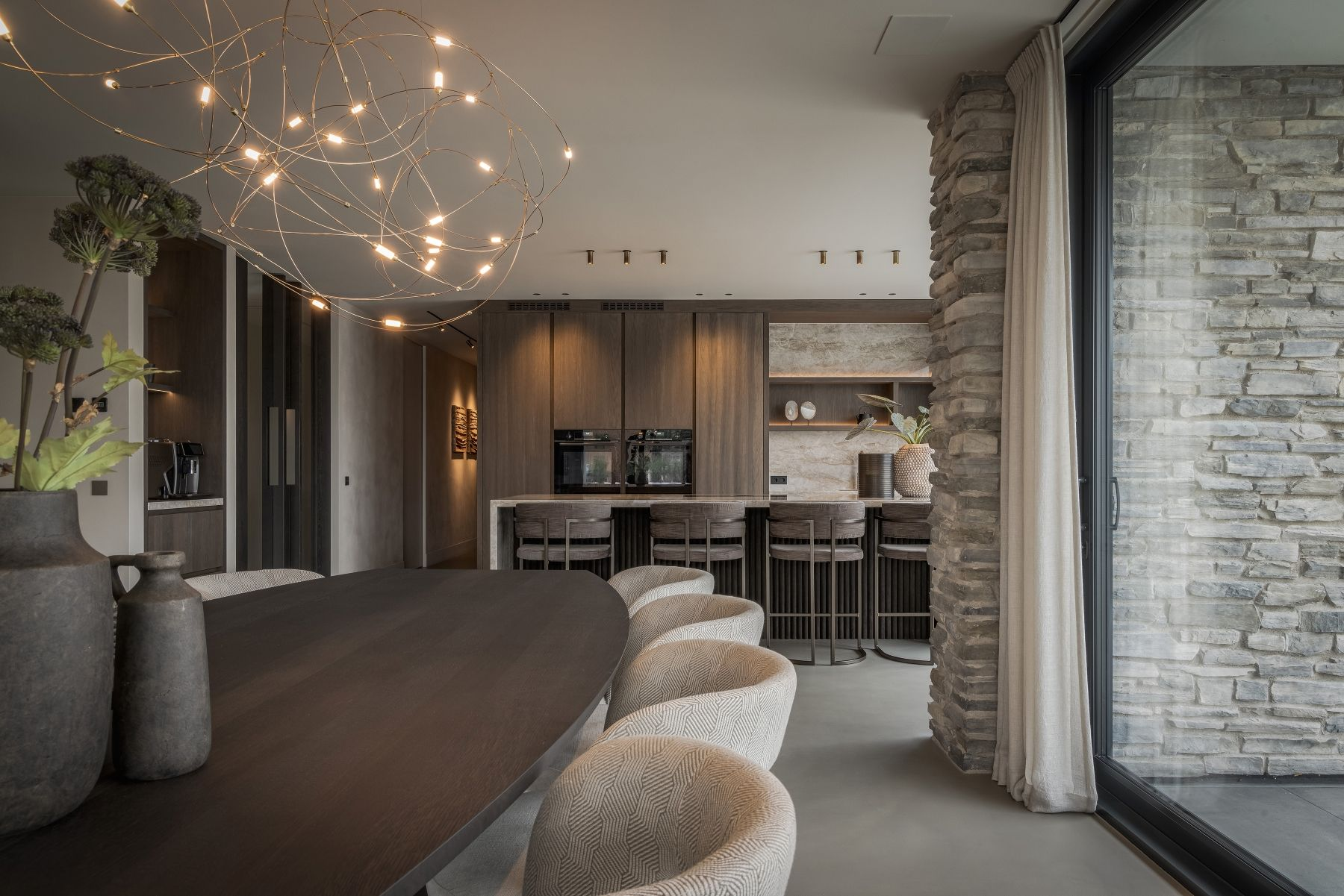 Totaalconcept - Luxurious modern interior with sculptural lighting and integrated design