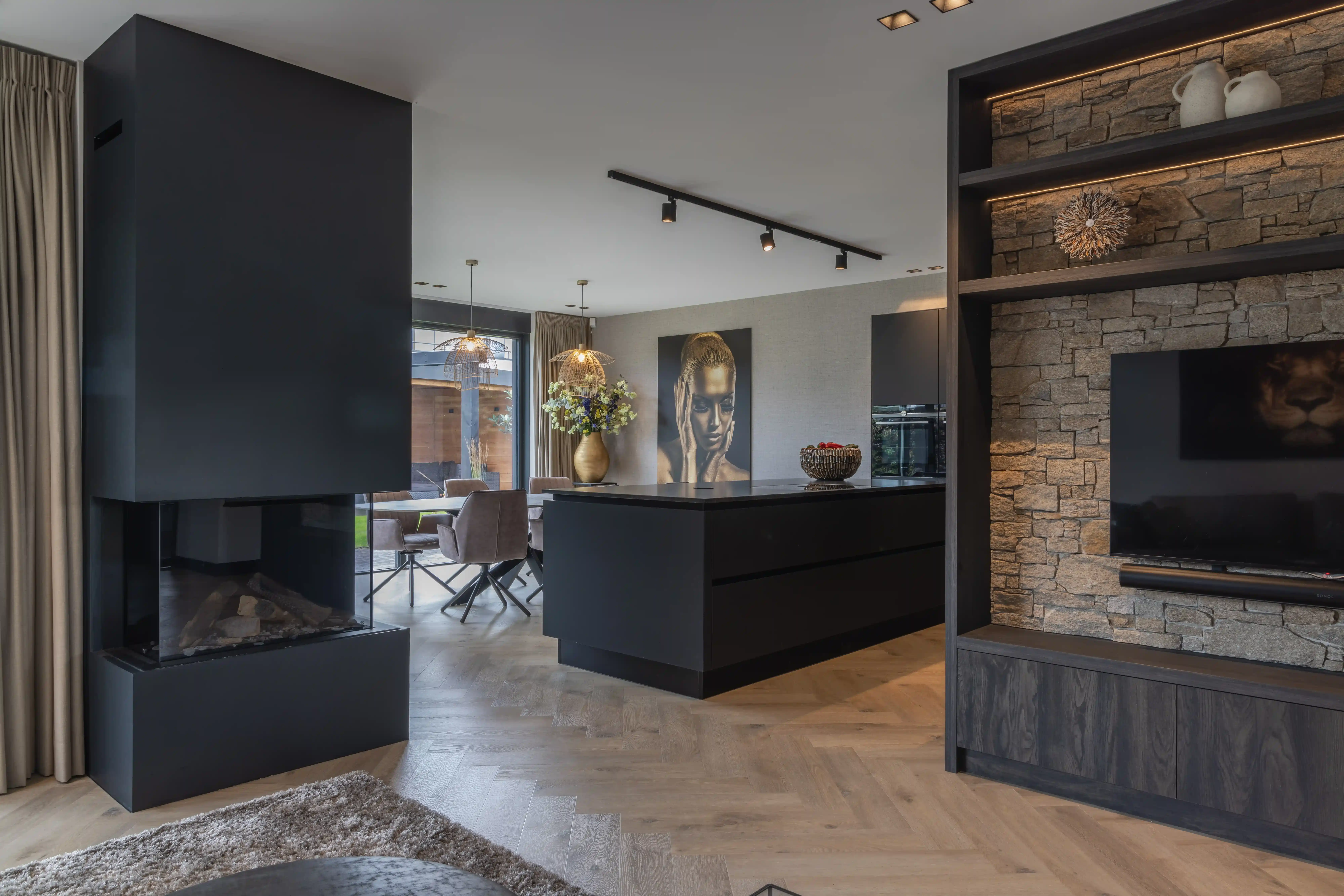 Villa | Rotterdam Rotterdam - Voor onze opdrachtgevers wordt hun droom werkelijkheid: een warm, chique familiehuis in Rotterdam. Dankzij de vroege inschakeling van Studio MBC konden indeling en details volledig op maat worden ontworpen, zodat het interieur perfect aansluit bij de architectuur en het dagelijks leven in huis.