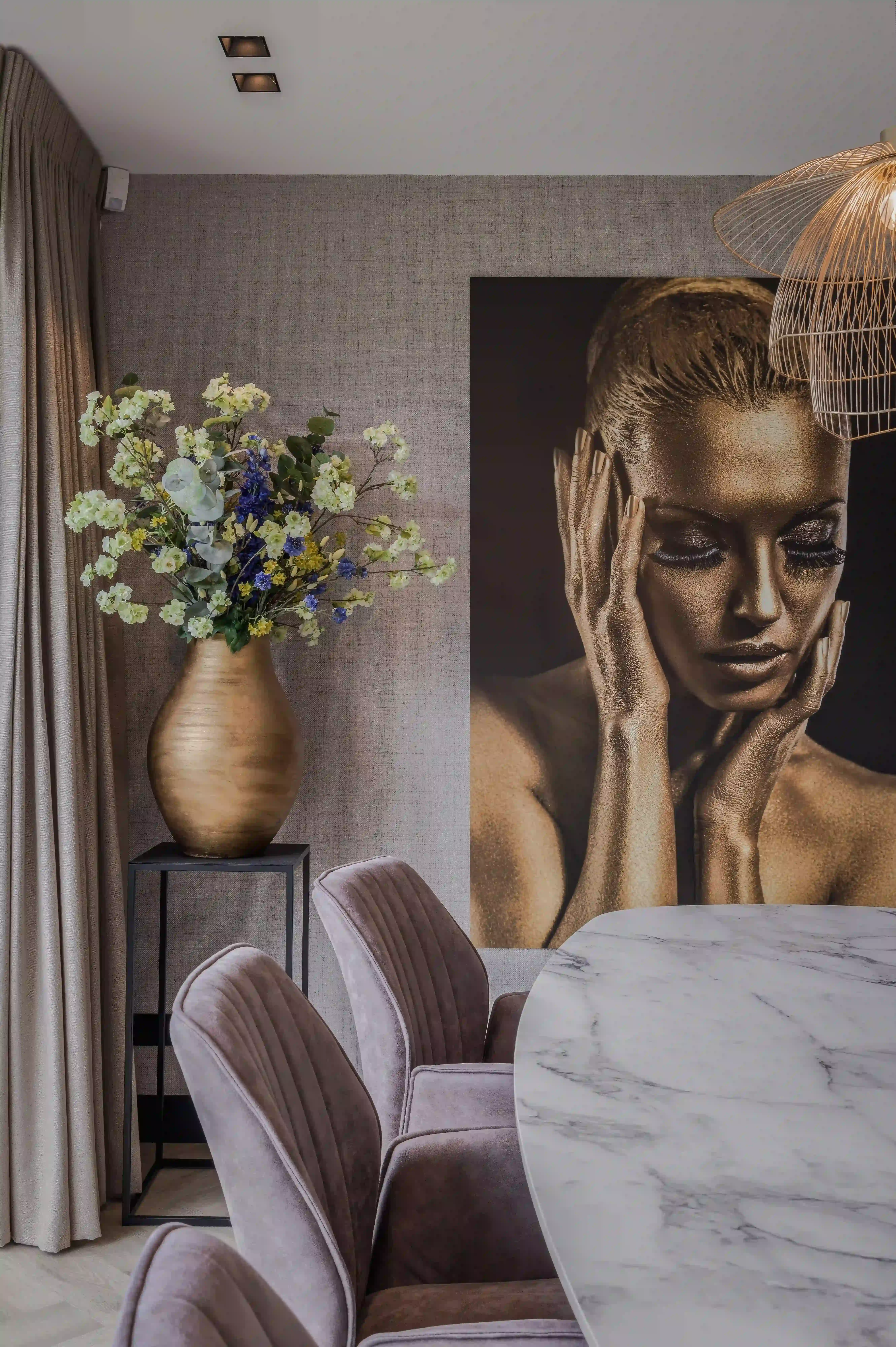 Villa Rotterdam - Eethoek met marmeren tafel, fluwelen stoelen en gouden portret