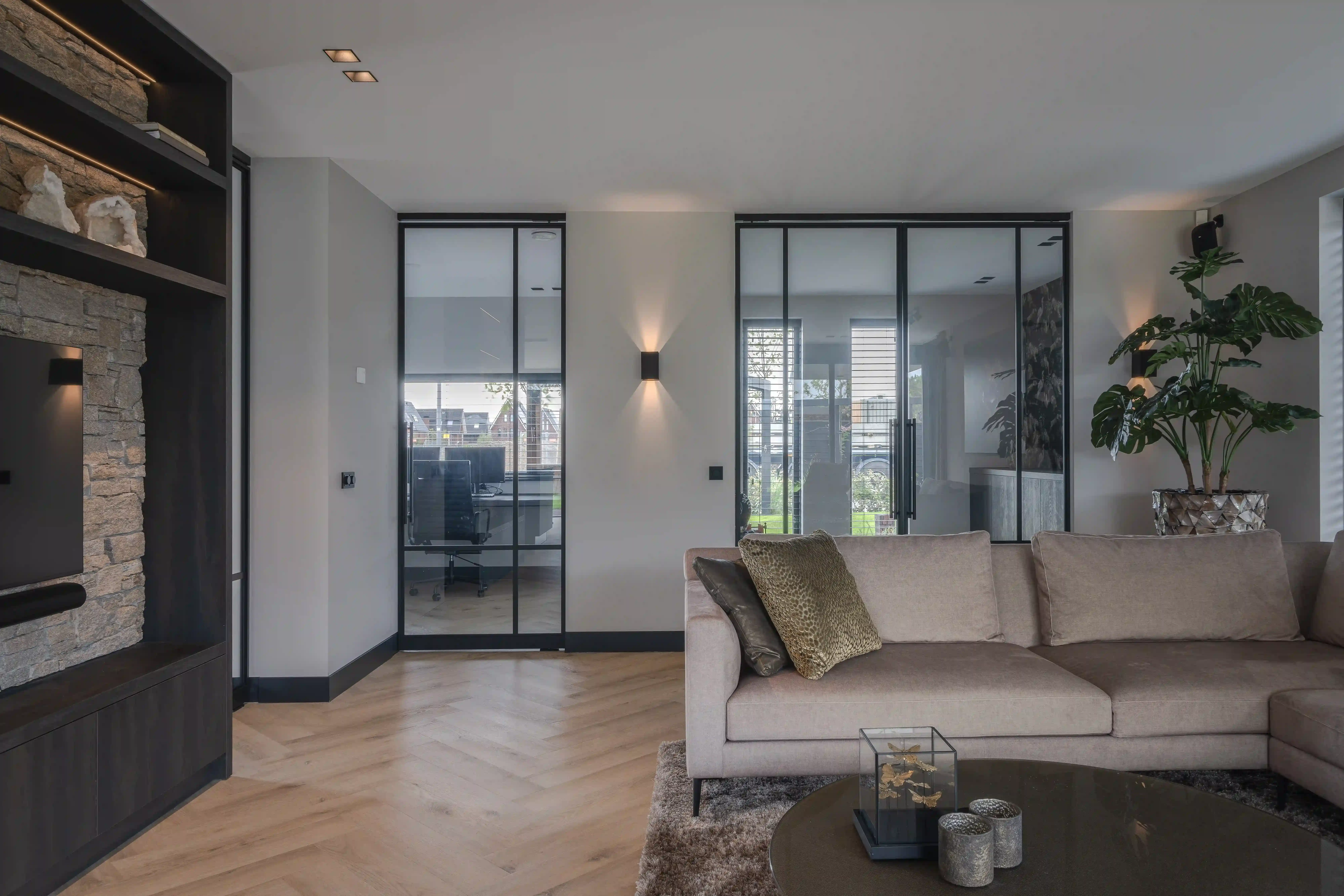 Villa Rotterdam - Woonkamer met stalen glasdeuren naar kantoorruimte