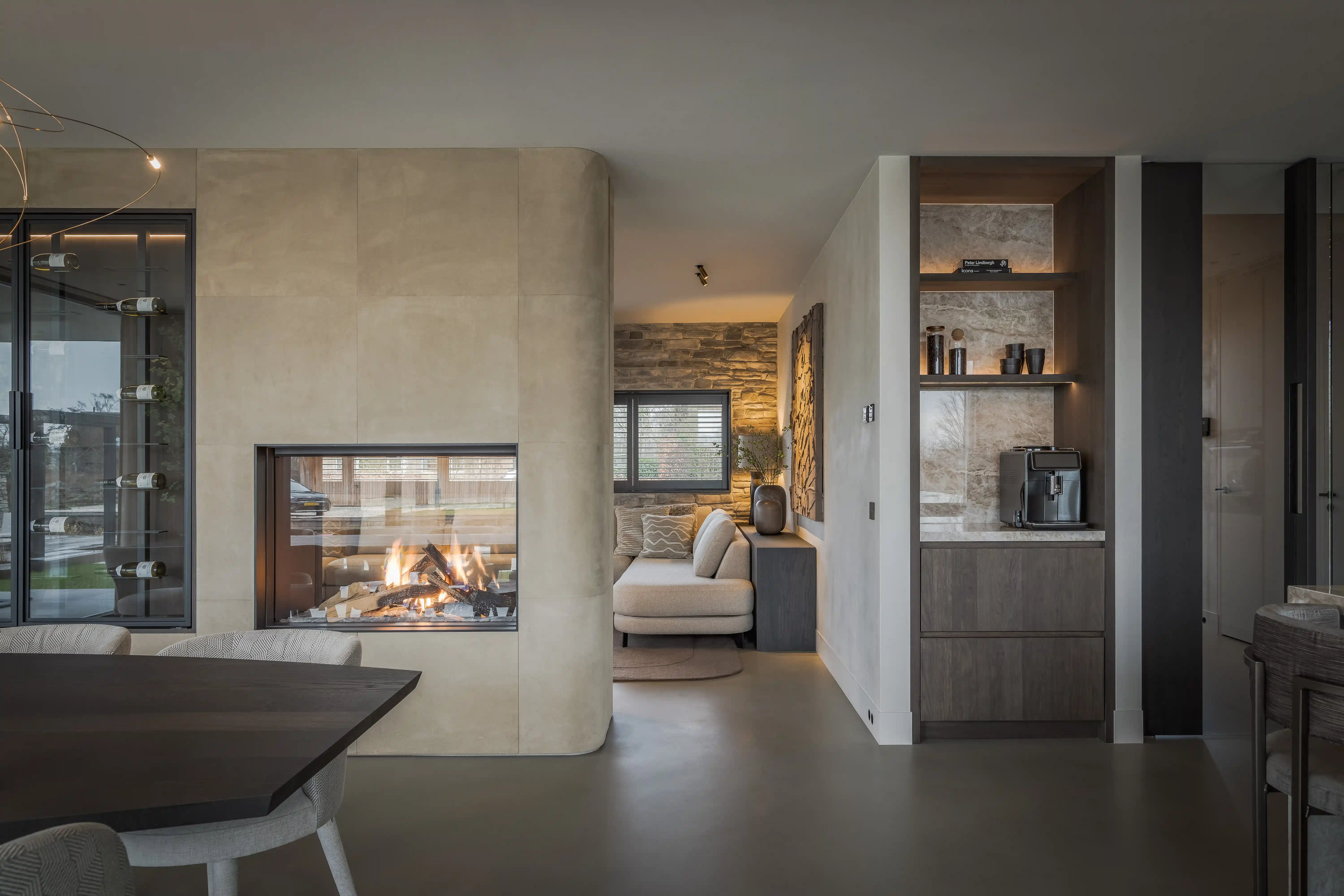 Villa aan het Water - Woonkamer met doorkijkhaard en koffiestation