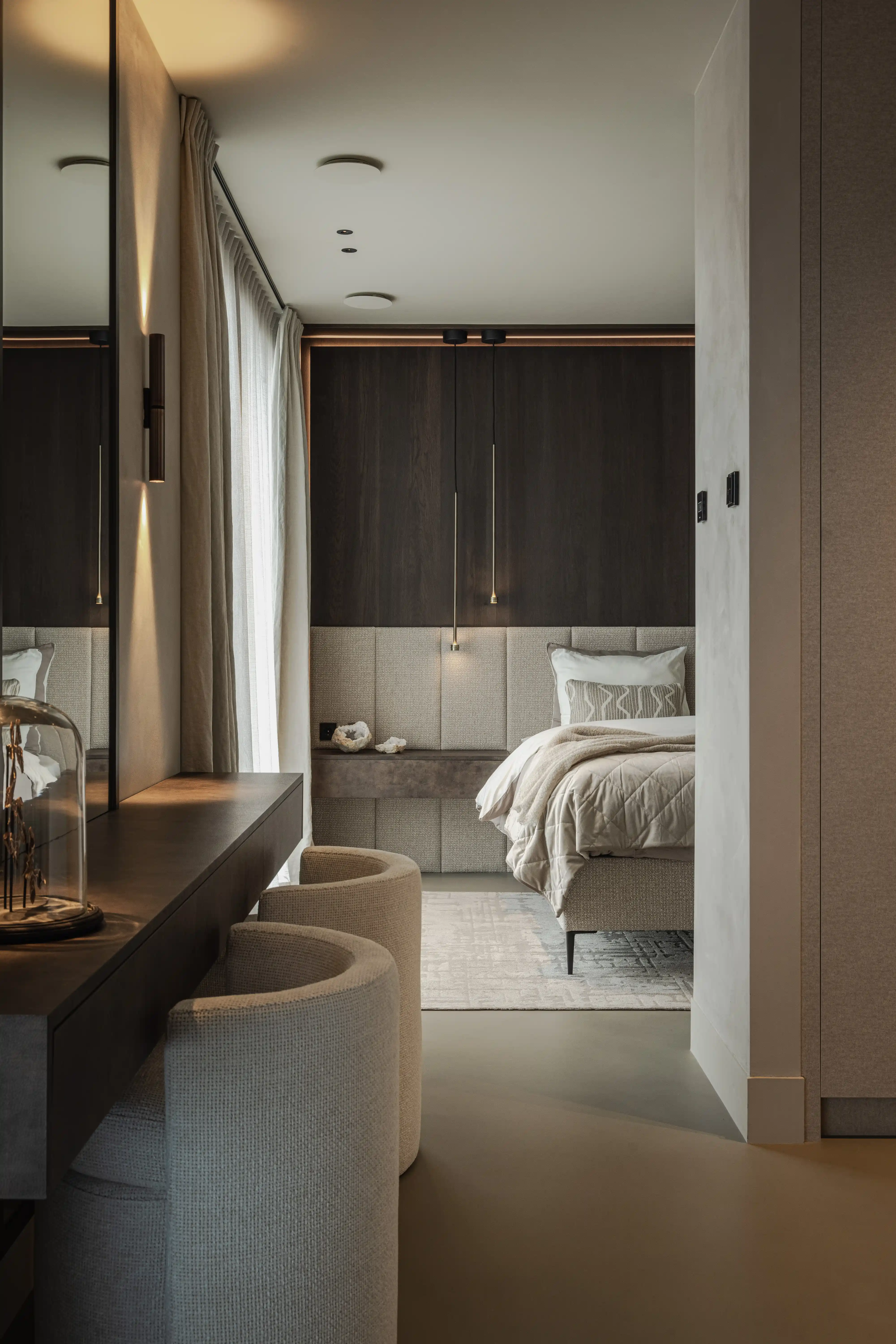 Villa aan het Water - Master bedroom ingang met donker hout