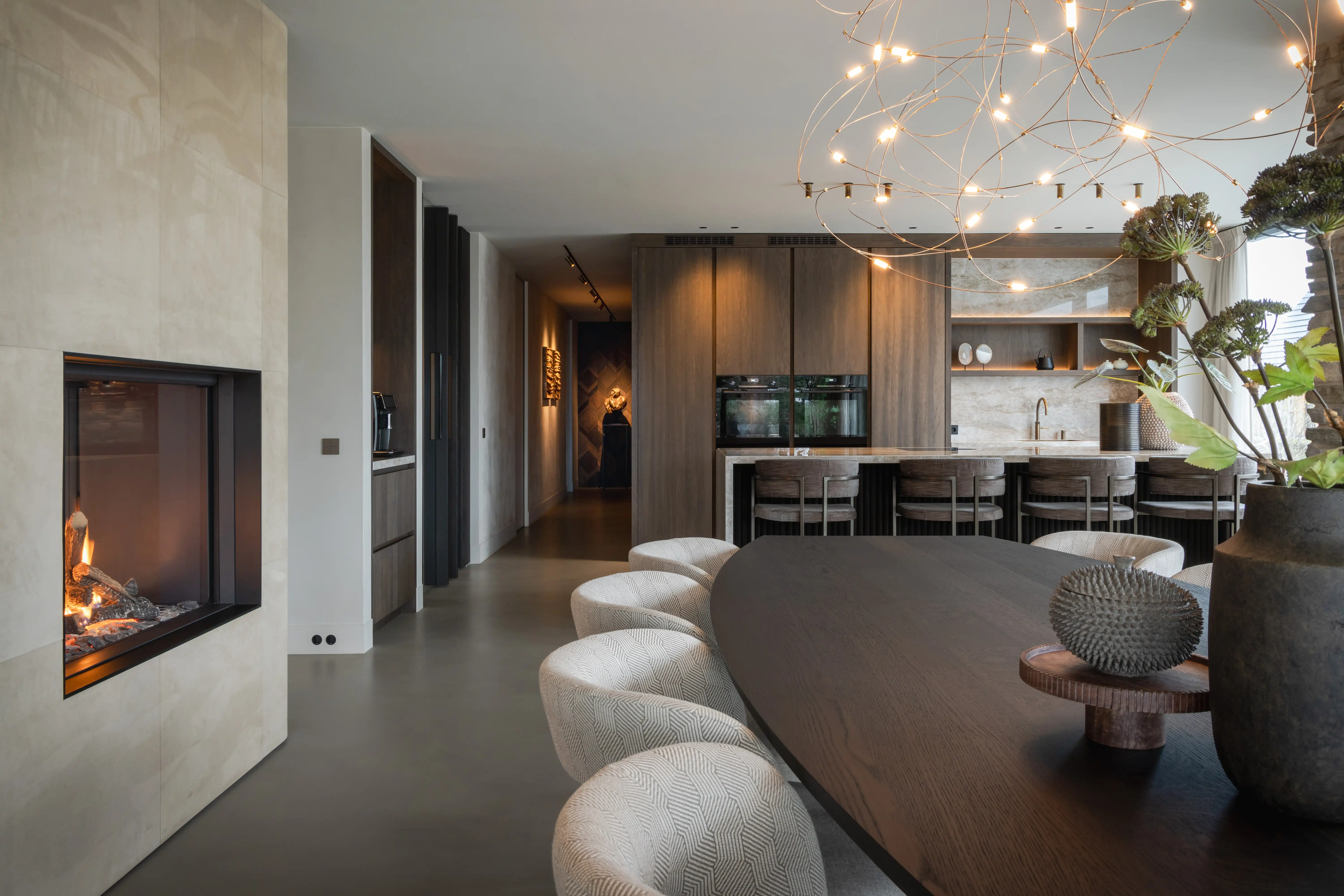 Villa aan het Water - Open woonkamer en keuken met statement kroonluchter