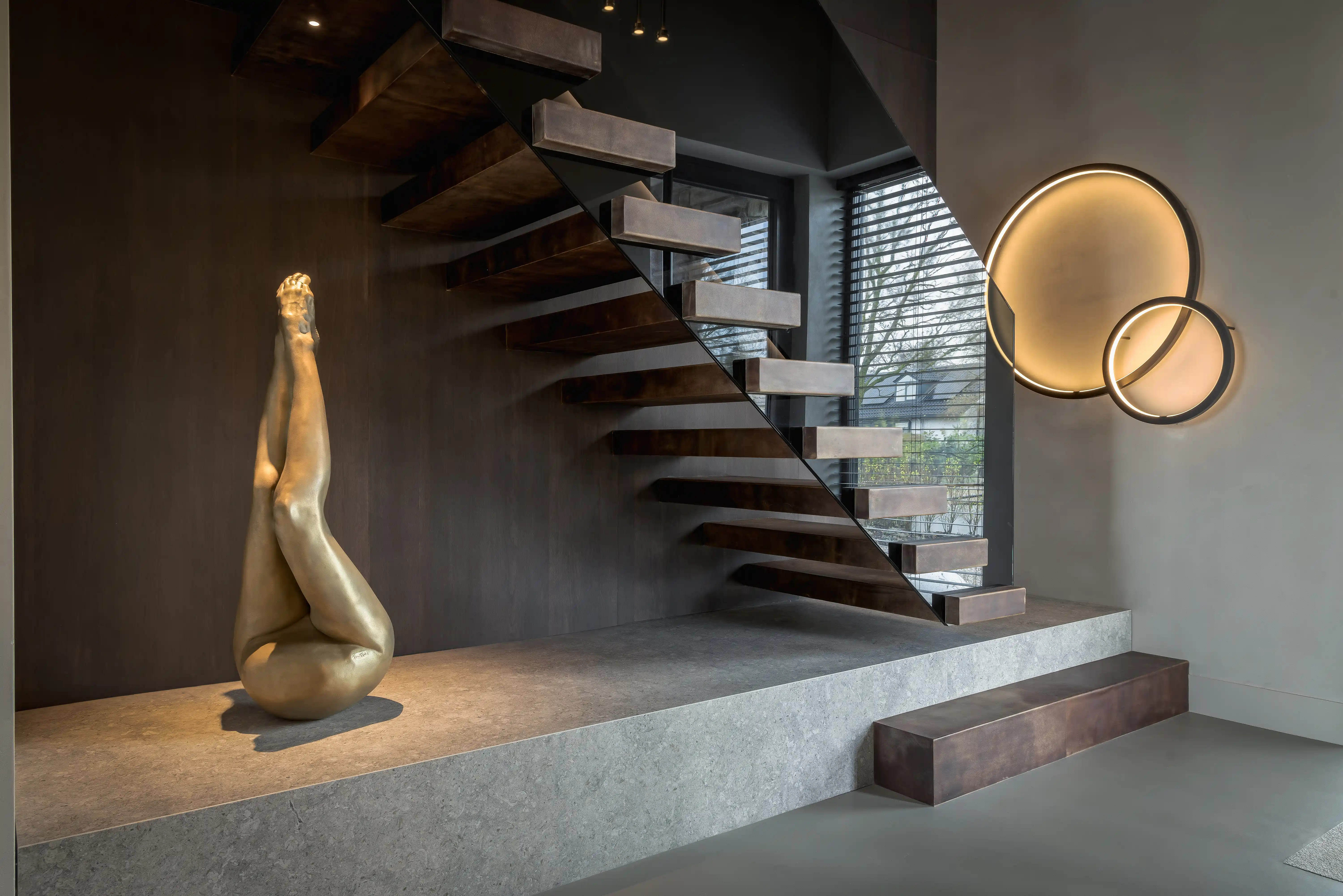 Villa aan het Water - Entree met zwevende trap en gouden sculptuur