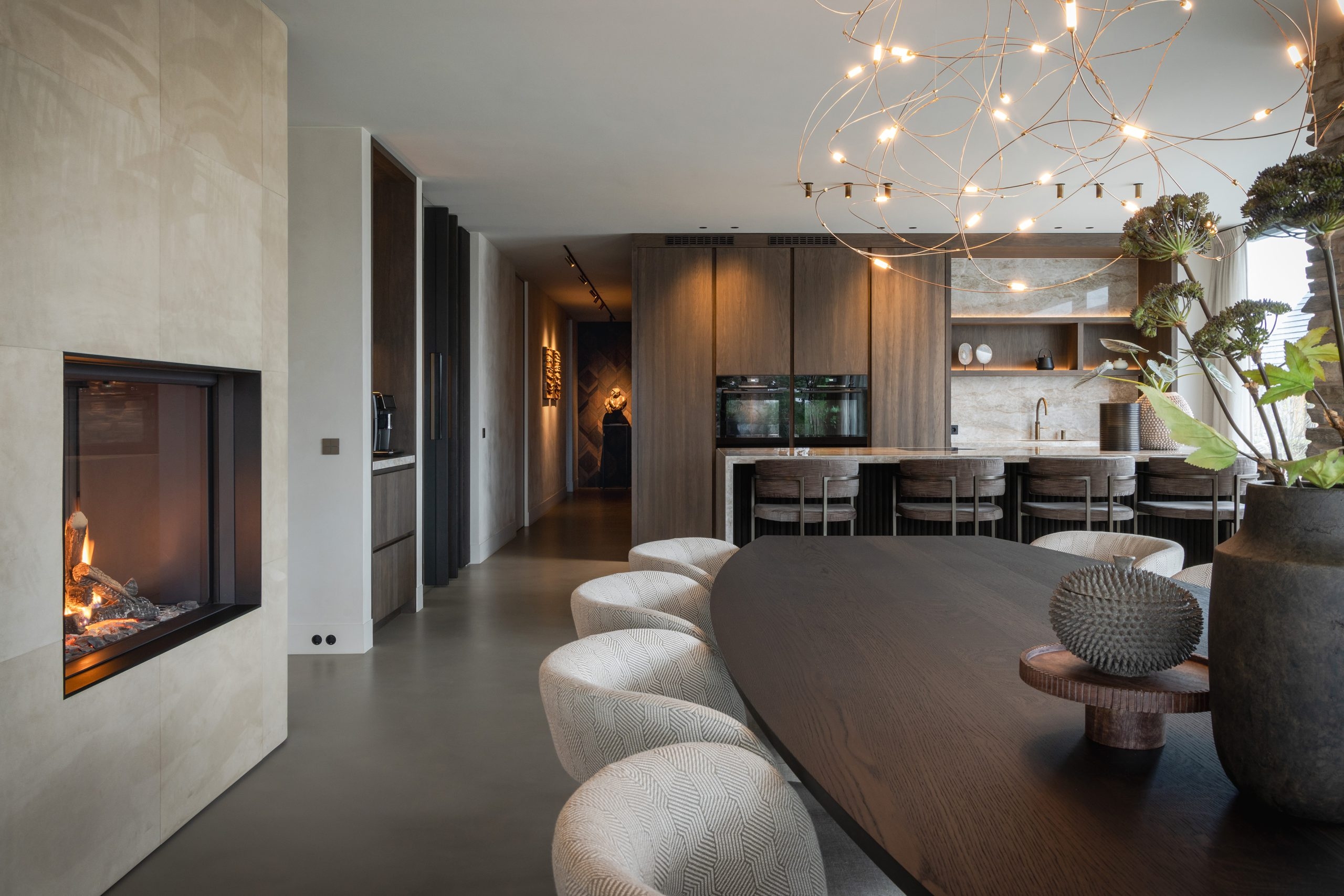 Villa aan het water | Reeuwijk Reeuwijk - Studio MBC realiseerde in deze villa een uniek interieur waarin maatwerk, natuurlijke materialen en subtiele verlichting samenkomen. Het resultaat is een chique, serene woonomgeving aan het water.