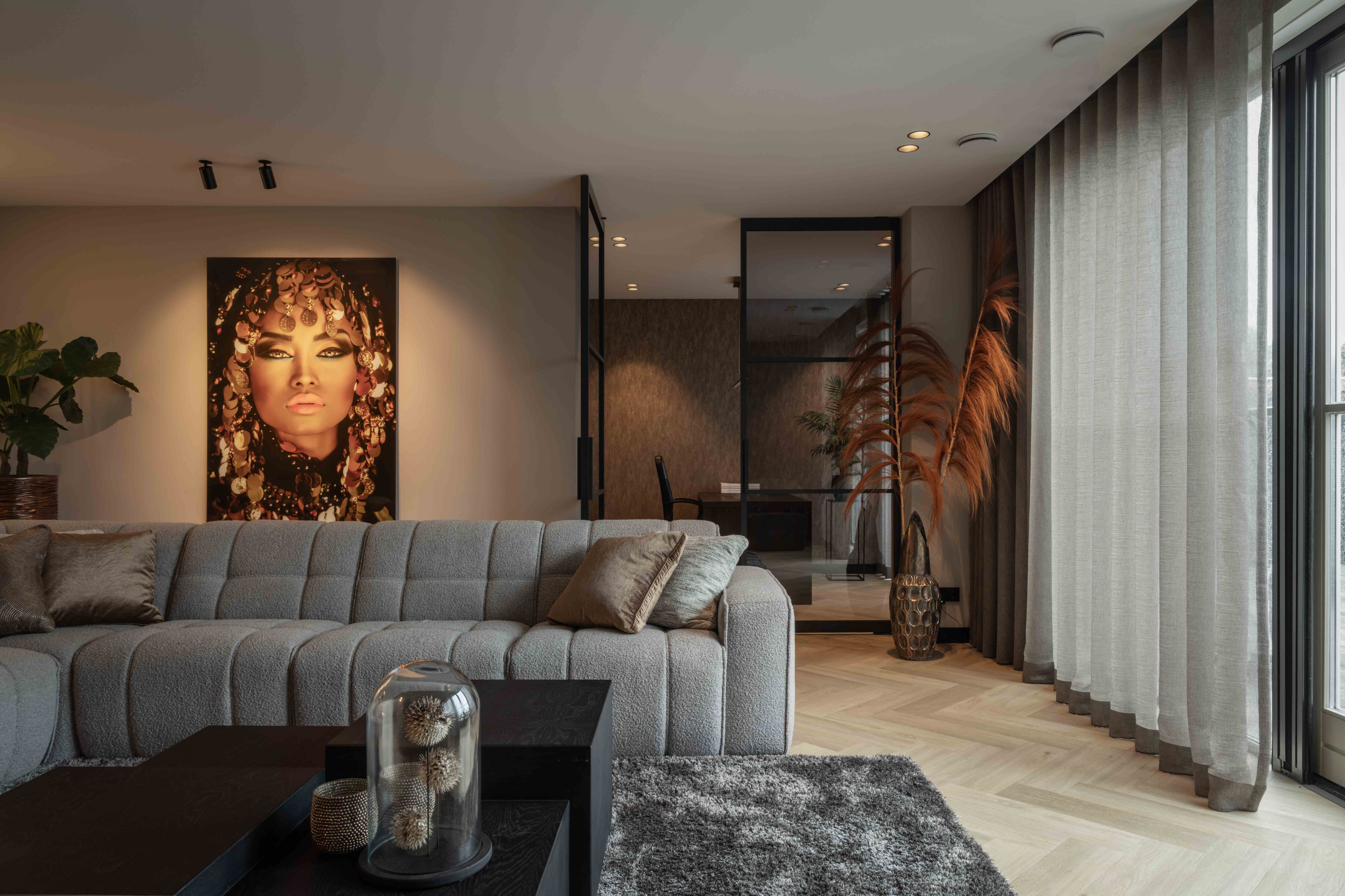 Wonen aan het water Waddinxveen - Woonkamer met kunstwerk en glazen roomdivider