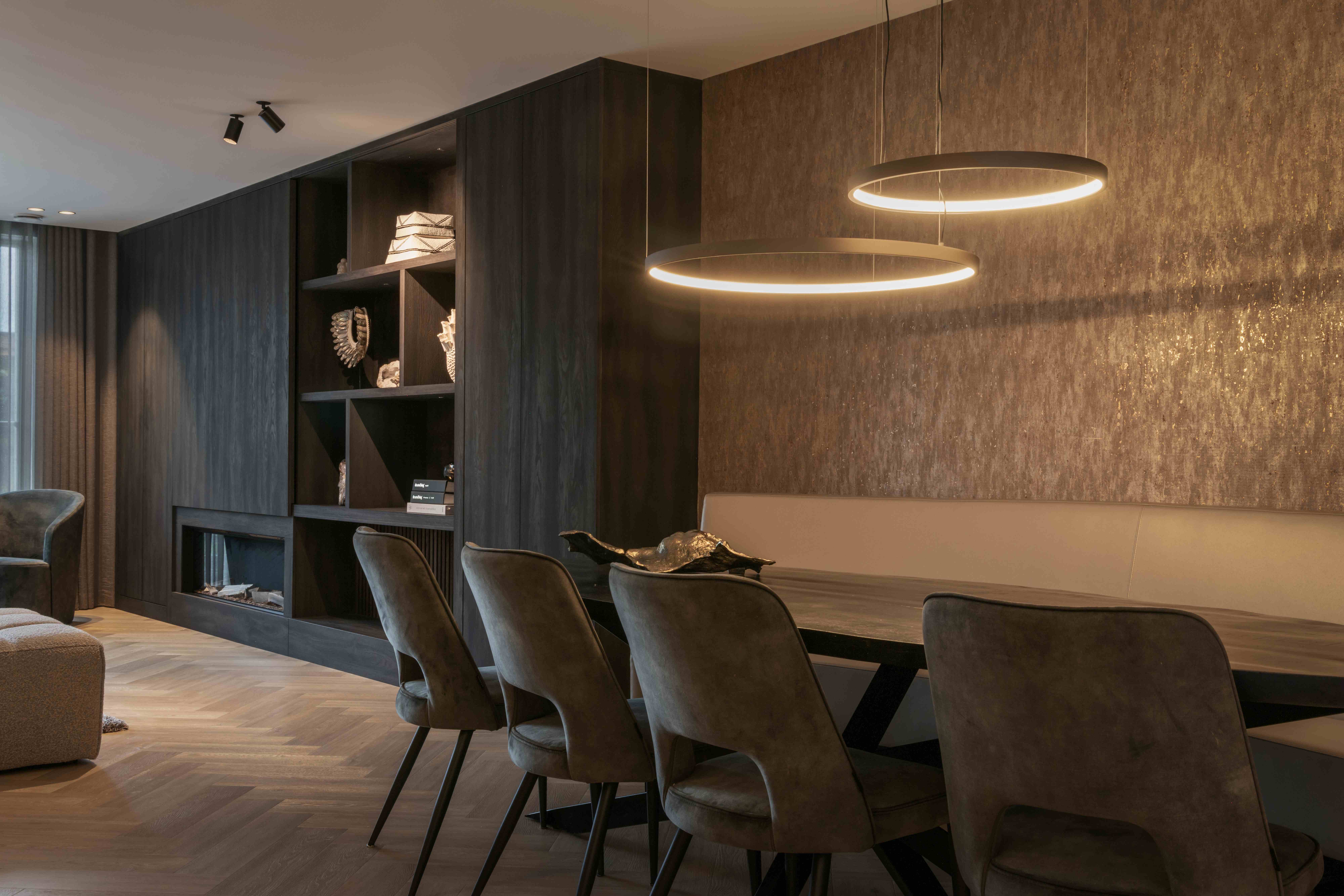 Wonen aan het water Waddinxveen - Eetruimte met gouden behang en ring hanglampen