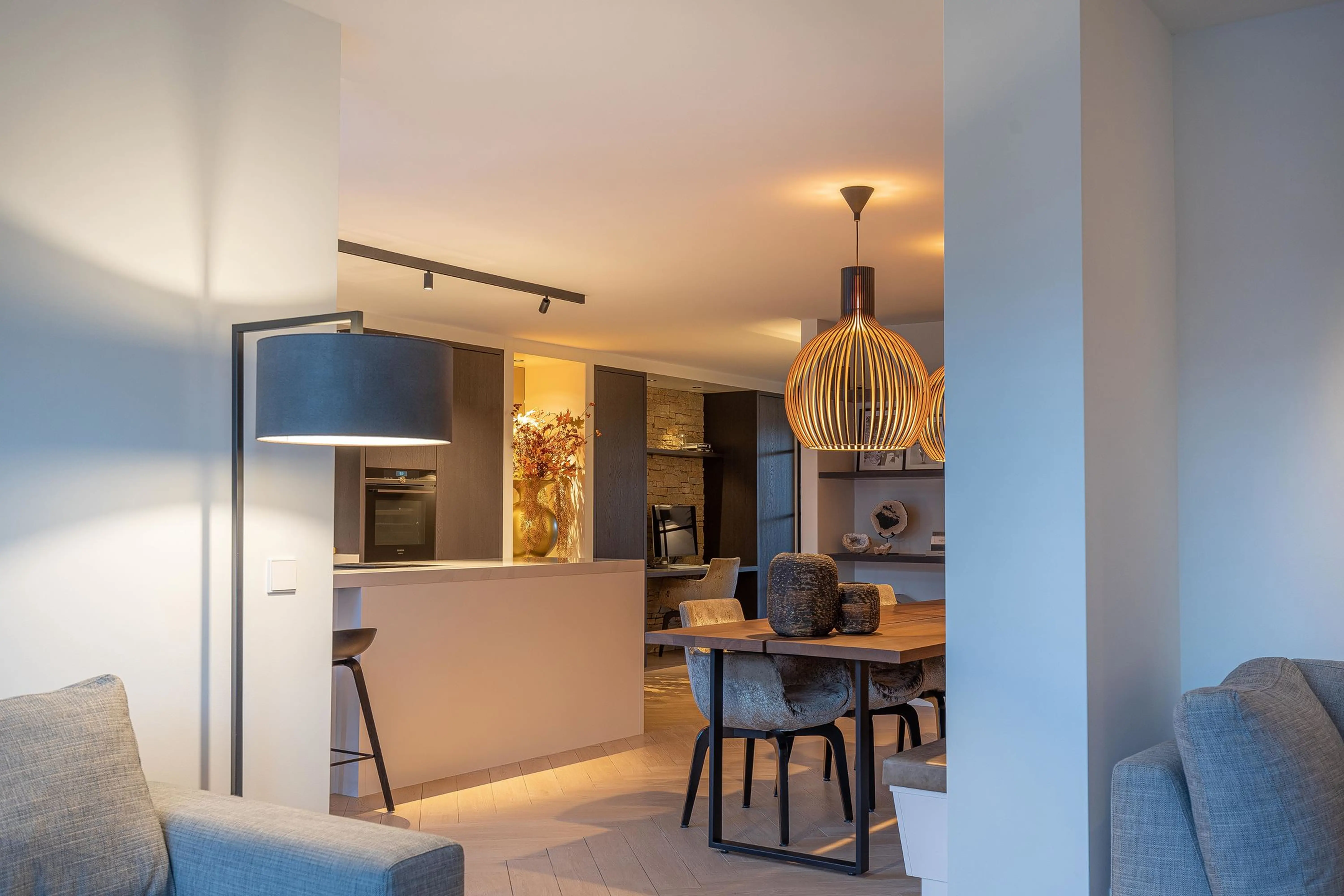 Wonen aan het water Reeuwijk 2 - View from living room to kitchen with pendant lighting