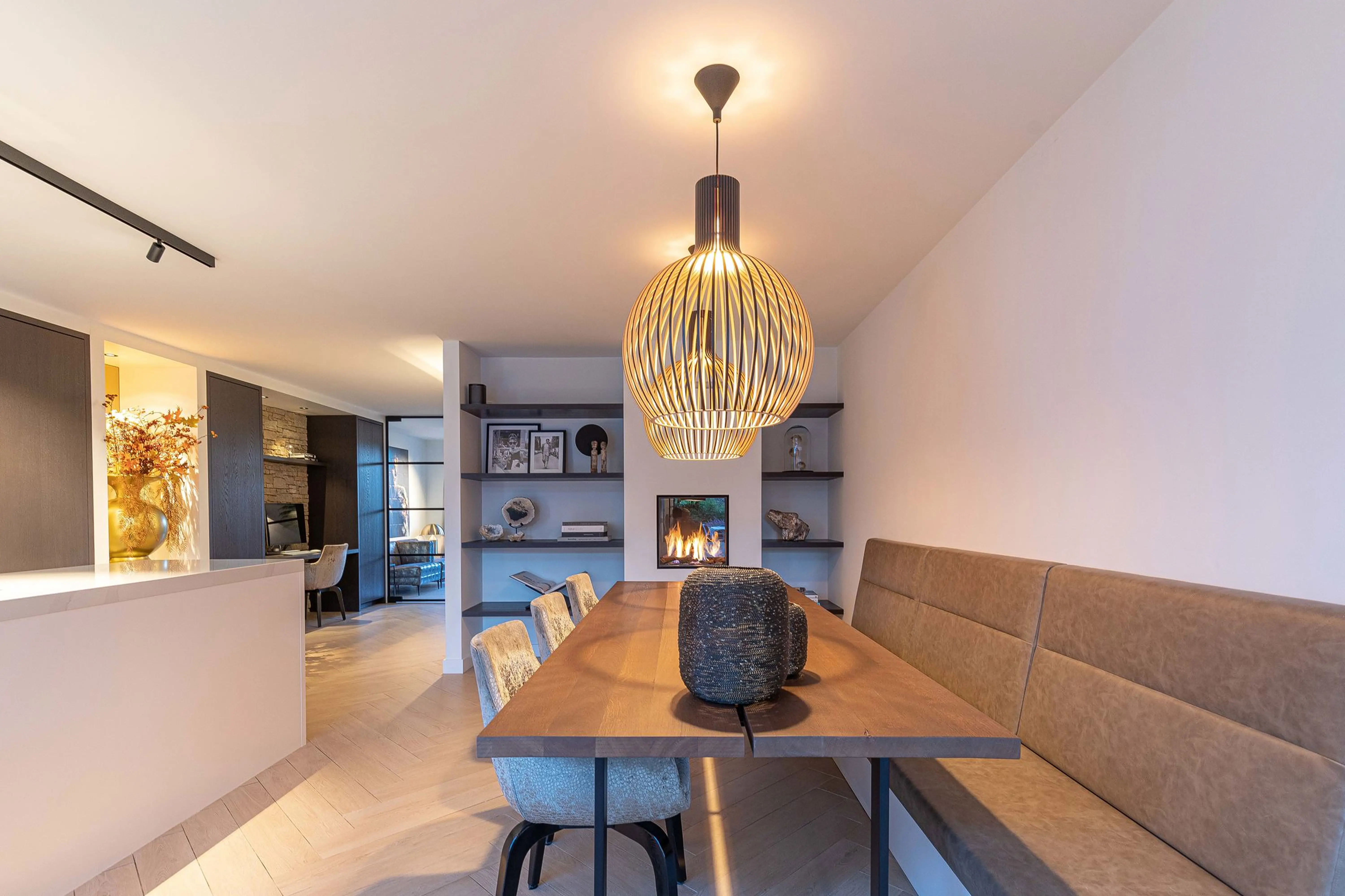 Wonen aan het water Reeuwijk 2 - Dining area with banquette seating and fireplace