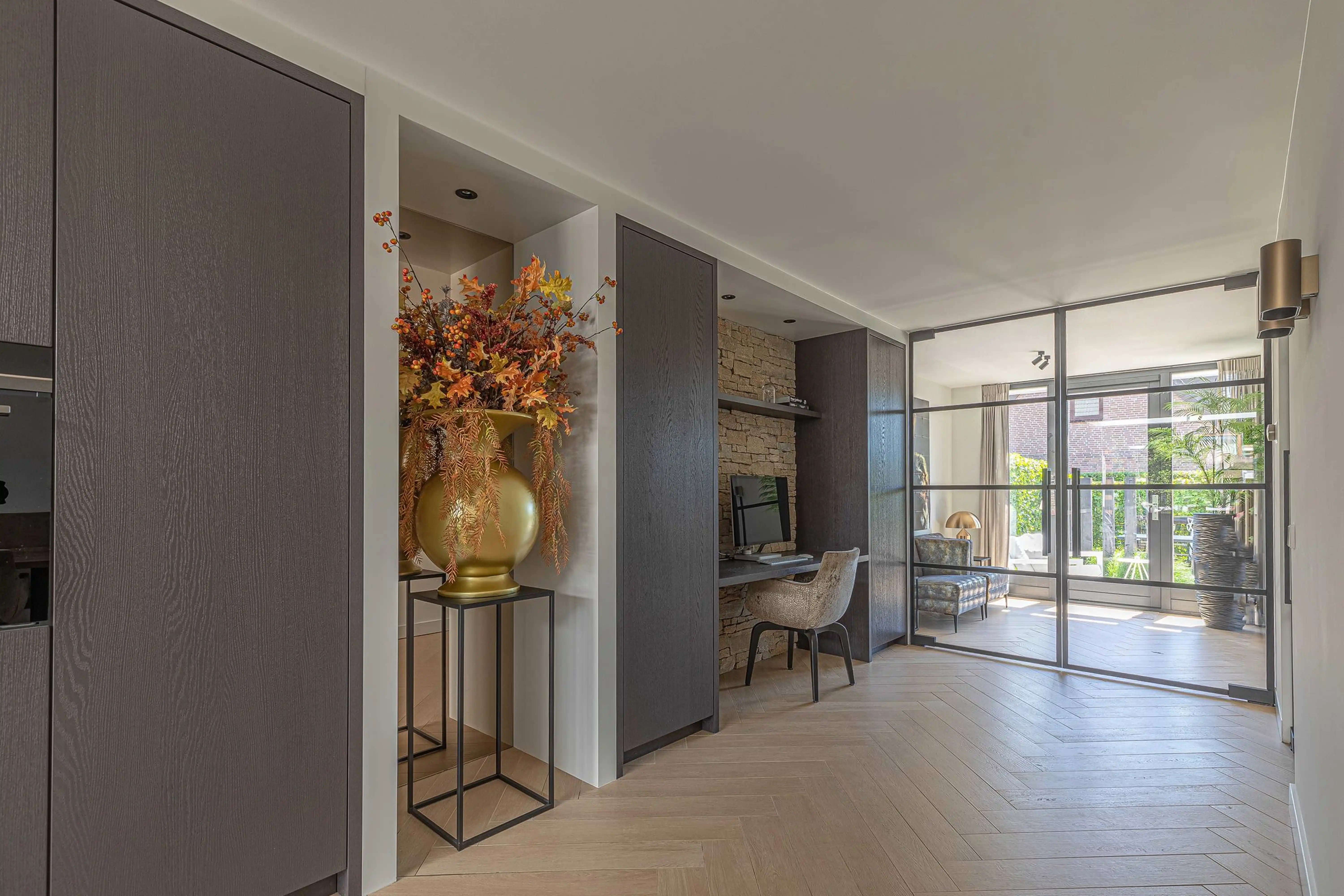 Wonen aan het water Reeuwijk 2 - Hallway with gold vase decor and office view