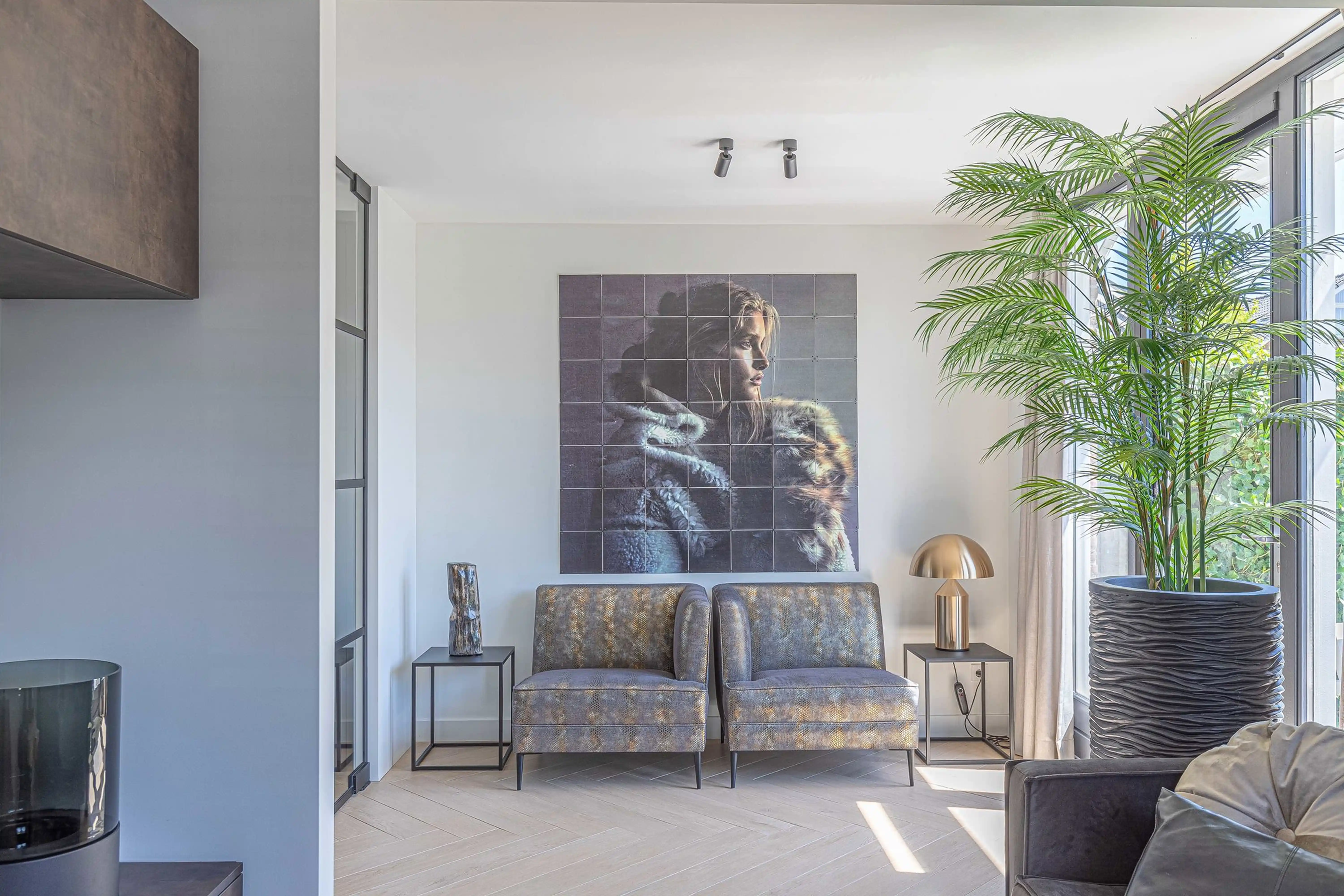 Wonen aan het water Reeuwijk 2 - Living room with portrait artwork and seating