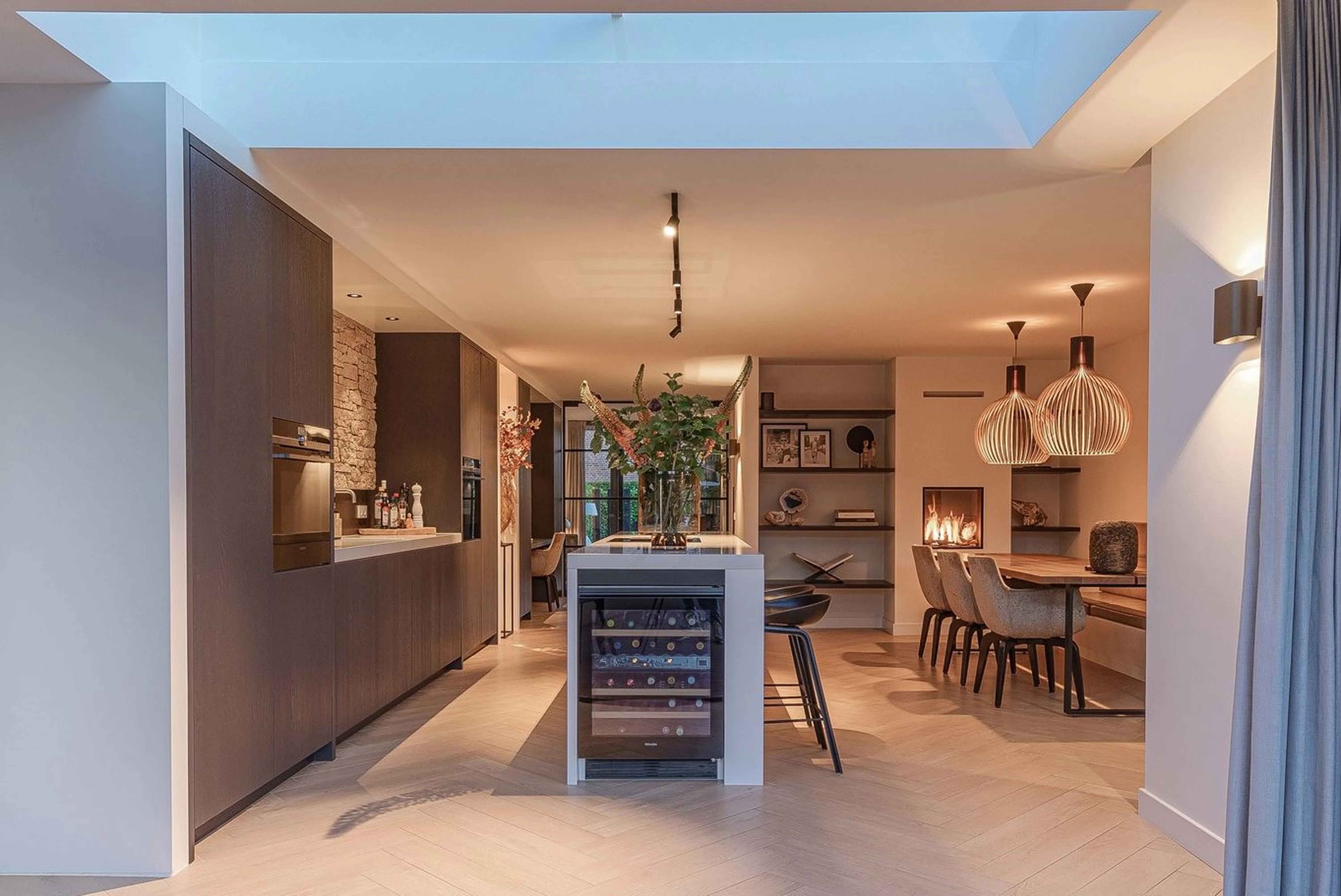 Wonen aan het water | Reeuwijk Reeuwijk - Voor deze jaren '80 woning aan het water is een sfeervol en comfortabel familiehuis gerealiseerd. Het interieur combineert open verbindingen op de begane grond met plekken waar je je rustig kunt terugtrekken. Naast het interieur- en lichtontwerp is al het maatwerk, de inrichting en styling verzorgd en is een groot deel van de renovatie, aanbouw en uitbreiding begeleid. Ook de bovenverdieping kreeg een volledig nieuwe indeling, passend bij de wensen van de bewoners.