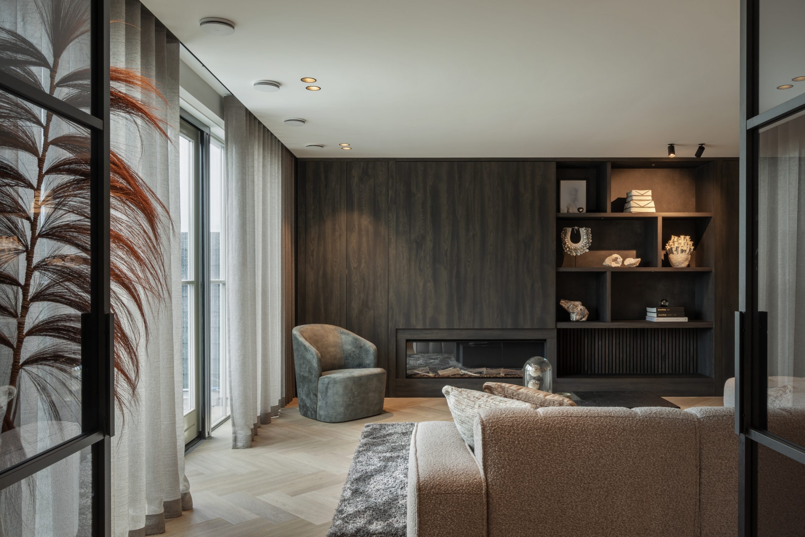Waterrijk wonen | Waddinxveen Waddinxveen - Stap binnen in de warme, rustgevende sfeer van deze woning in Waddinxveen, waar Studio MBC het interieur- en lichtontwerp verzorgde. Het interieur is ontworpen om rust en harmonie te brengen.